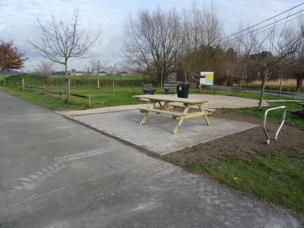 aangepaste picknicktafel langs ons mooi fietstraject Zelzate-Eeklo