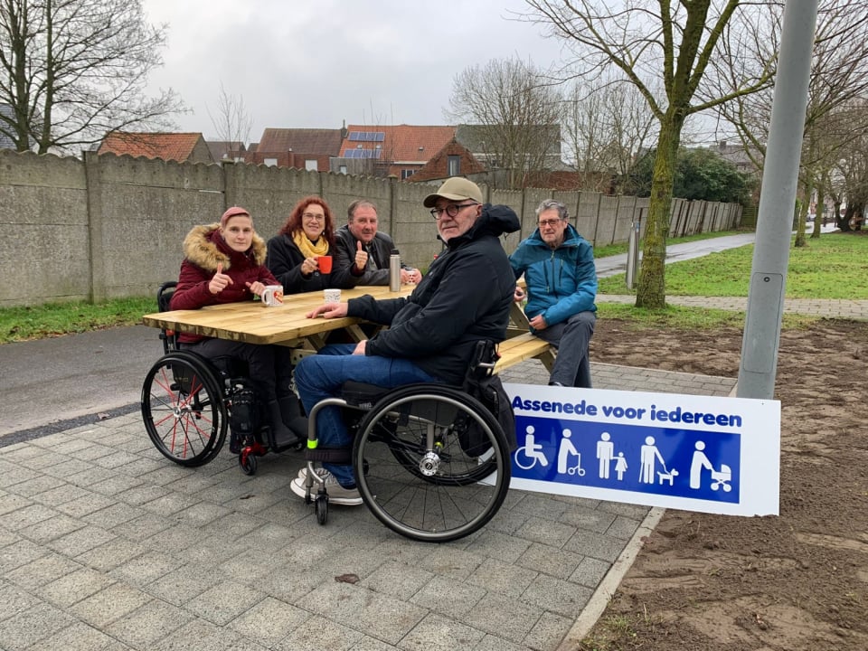 AANGEPASTE picknicktafel op verharde ondergrond te plaatsen aan de rand van het centrum en langs het wandel en fietspad Zelzate- Eeklo