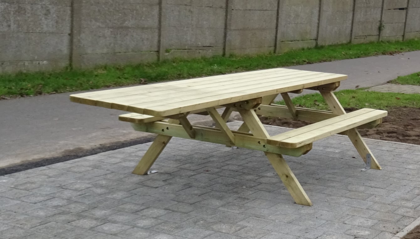 AANGEPASTE picknicktafel op verharde ondergrond te plaatsen aan de rand van het centrum en langs het wandel en fietspad Zelzate- Eeklo