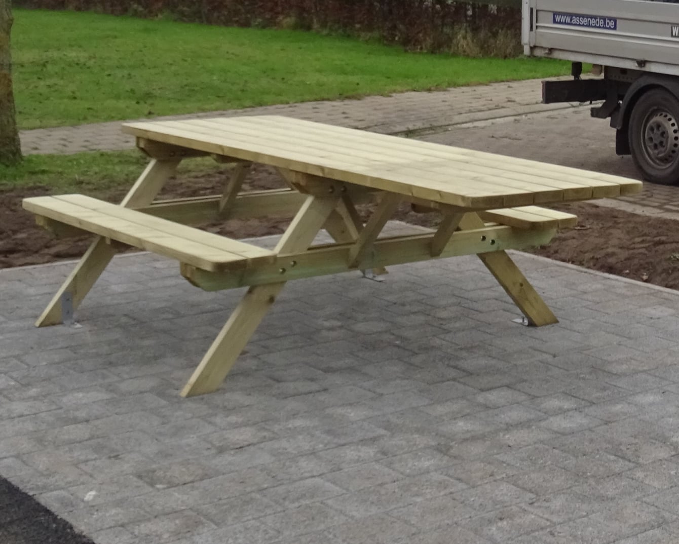 AANGEPASTE picknicktafel op verharde ondergrond te plaatsen aan de rand van het centrum en langs het wandel en fietspad Zelzate- Eeklo